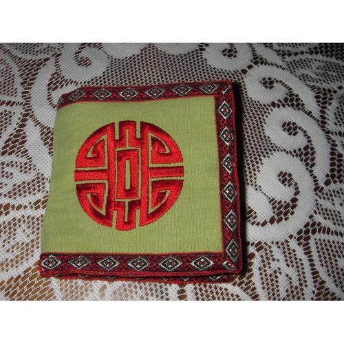 Portefeuille Indien En Tissu 4 Poches ( 2 Grandes Dont 1 Zippée ,2 Pochettes )De Couleur Verte Bordé D'un Liseret Rouge Imprimé ,Broderie Rouge Sur Le Dessus ,Dimensions Fermé :10,5 X 10,5 Cm .