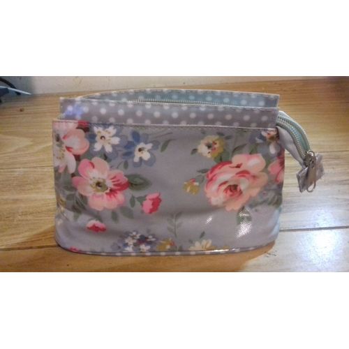 Trousse De Toilette