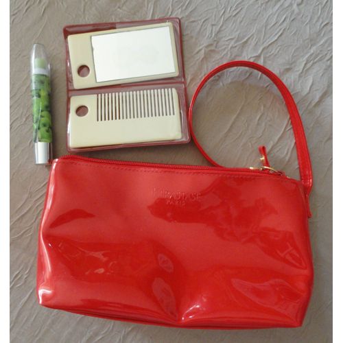 Grande Pochette Rouge Marquée Kérastase Paris, 23x12x4cm, Avec Petite Bandoulière Et Fermeture Éclair + Petit Peigne Et Petite Glace+ Crayon Parfum Senteur Pomme