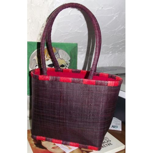 Panier En Paille Tressée Couleur Rouge Et Noir Hauteur Sans Les Anses 24cm Largeur 14cm.