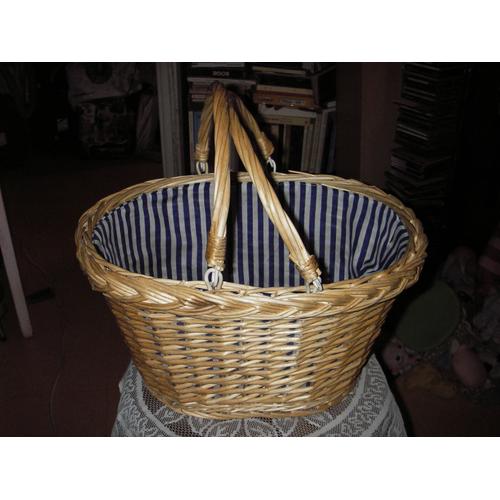 Panier À Courses Avec Hanses En Osier ,Doublure En Tissu Rayé Bleu Et Blanc ,De Marque  Artisan ,De Couleur  Blé ,Dimensions :42 X 33 X 24 Cm ,Hauteur Avec Hanses 42 Cm ,Longueur Fond De Panier 30 Cm