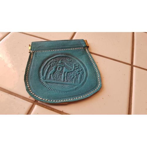 Porte Monnaie Artisanal À Clapet Carré Marocain Voyageur Sur Dromadaire Dans Oasis En Cuir Bleu