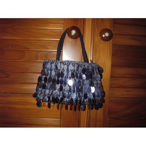 Sac De Soirée Autre Fantaisie Perles Et Piècettes Sur Tissu Maille ,Anse En Perles , De Couleur Gris .
