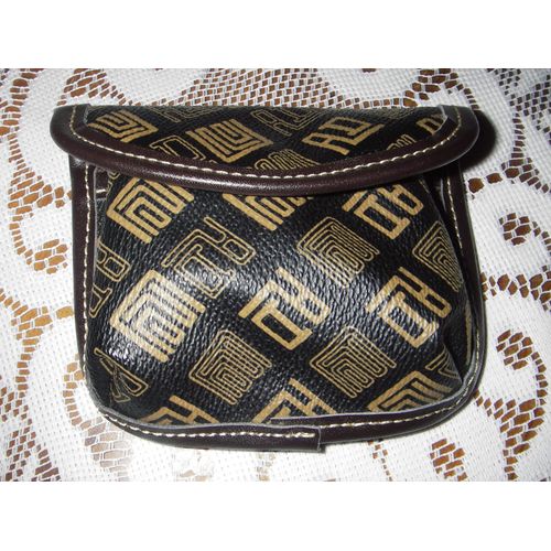 Pochette De Sac Imprimée En Simili Cuir Rigide ,Doublée Tissus À Carreaux  ,De Couleur Marron ,De Marque Ald ,Fermeture Par Pression ,Dimensions :8,5 X 11 X 2 Cm .