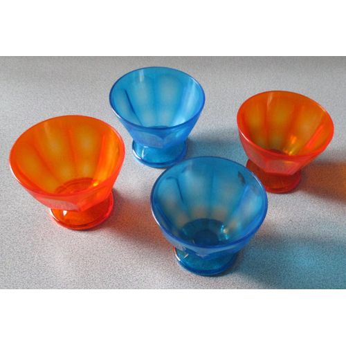 Quatre Coupes À Glace Ou À Dessert En Plastique Transparent Coloré Pour Servir Fruits, Crèmes, Glaces, Sorbets, Sundaes - Diamètre 12cm - Hauteur 9.5cm - 2 Orange Vif + 2 Bleu Intense