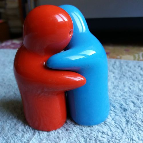 Salière Bleue Et Poivrier Rouge Enlacés