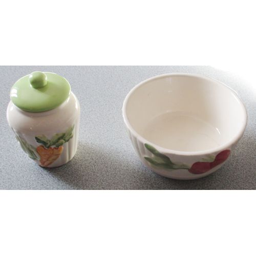 Coupelle De Table Décorée De Légumes Colorés En Relief Sur Le Pourtour (Diamètre 13cm) Et Moutardier Assorti Avec Couvercle Vert (Hauteur 9cm) - Céramique Artisanale Avec Défauts D'origine