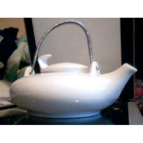 Théière Blanche En Faïence De Marque Silea