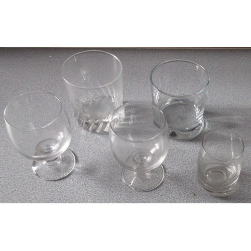 Lot De 5 Verres Différents : 2 Verres À Pied Arcoroc (10.5cm) + 1 Large Verre Épais Au Bas À Facettes (9cm) + 1 Large Verre Épais Au Bas Torsadé (9.3cm) + 1 Petit Verre Galbé Au Fond Épais (8cm)