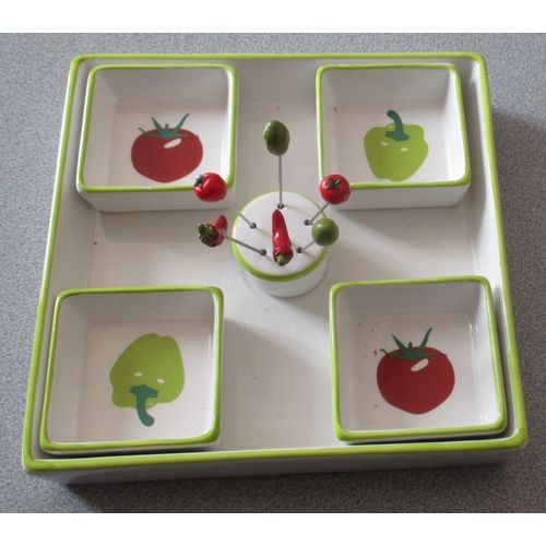 Set Pour Amuse-Gueules Apéritif Composé D'une Grande Coupe Carrée (22.5x22.5cm) Avec En Son Centre Un Pivot Pour 6 Pics Et 4 Coupelles Individuelles (8x8cm)-En Céramique Blanche Décorée Légumes