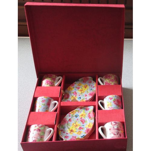 Service À Café Ancien En Porcelaine-Décor Floral Fond Rose/Bleu/Jaune-6 Tasses Et 6 Six Soucoupes Assorties De Forme Longue Aux Jolies Découpures-Rangé Dans Le Coffret D'origine-Jamais Servi