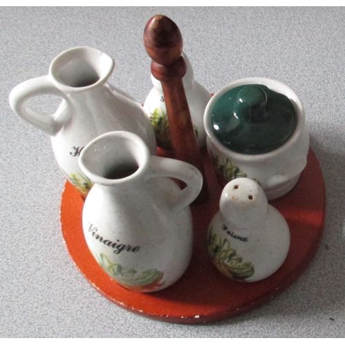 Set De Table Pour Huile/Vinaigre/Sel/Poivre/Moutarde-Céramique Gris Clair Décorée D'un Bouquet De Légumes-Sur Un Présentoir En Bois Marron (Diamètre 19cm Hauteur Avec La Tige Centrale 20cm)
