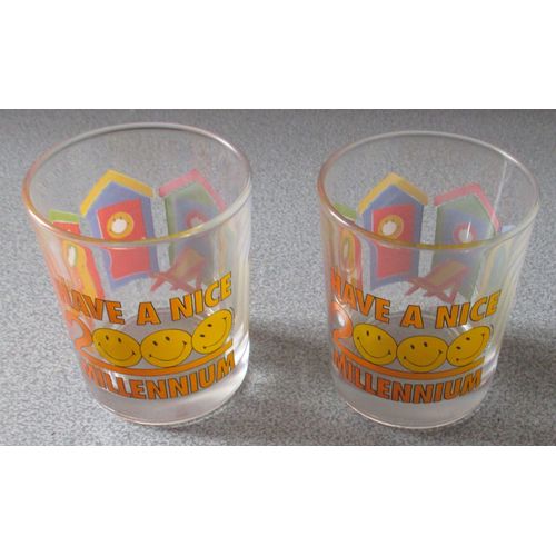 Deux Verres Célébrant L'année 2000 : Have A Nice 2000 Millenium Décorés D'émoticones Souriants Et De Cabines De Plages - Hauteur 9cm - Diamètre 7.5cm - Fond Épais - Fabriqués En France