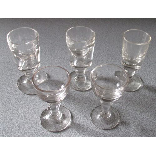 Cinq Verres À Liqueur Vintage À Pieds En Verre Épais - 3 Forme Cylindrique (Hauteur 9cm) Et 2 Forme Ronde (Hauteur 7.8cm)- Tous Différents Entre Eux