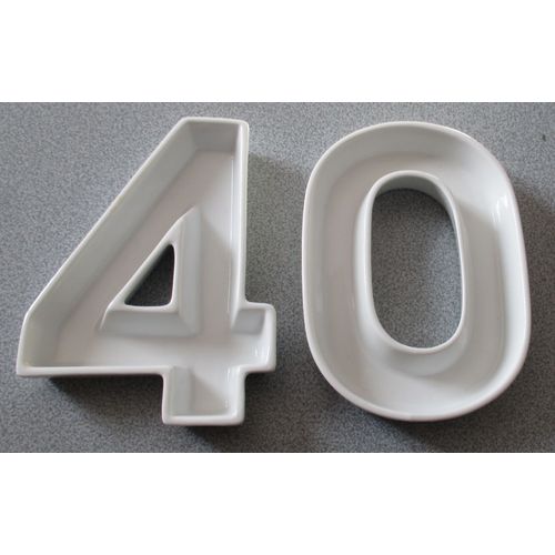 Deux Coupelles De Présentation En Céramique/Porcelaine Blanche En Forme Des Chiffres 4 Et 0 - Pour Fêter Dignement Un Quarantième Anniversaire Quel Qu'il Soit - Hauteur 17.5cm
