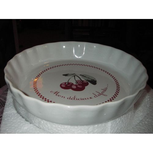 Tourtière En Grès Véritable De Couleur Blanche Décor " Cerises Gourmandes ",Notation : " Mon Délicieux Clafoutis ...", Diamètre 20 Cm ,Hauteur 4 Cm .