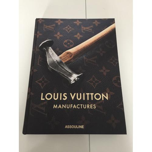 Louis Vuitton retrace deux décennies de défilés dans un beau livre 