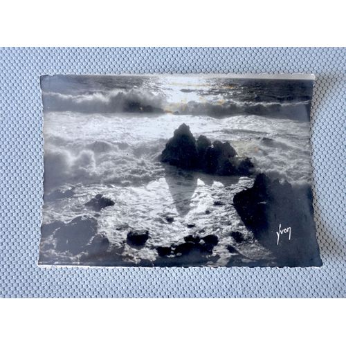 Carte Postale Ancienne Cpa. Cp Dentelée. Ile De Sein , Finistere. Crépuscule. Noir Et Blanc. Par Yvon.