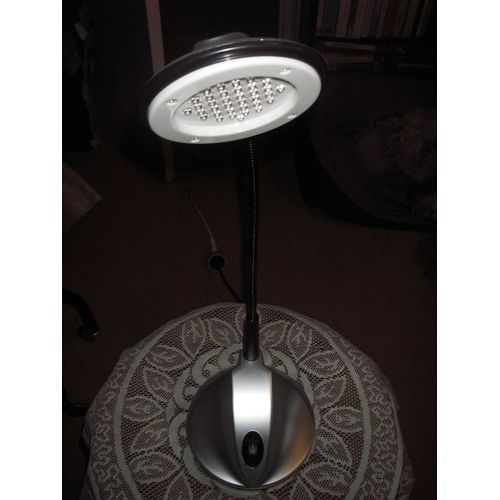 Lampe Sans Fil ,Ampoules 36 Leds ,Tête Orientable ,Corps Flexible De Couleur  Argentée ,Dimensions 14,5 X 14,5 X 51 Cm .