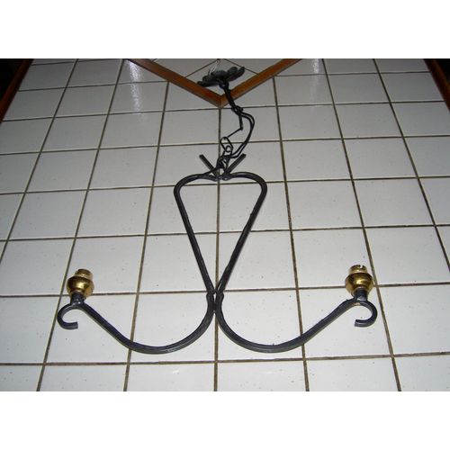 Lustre Noir En Fer Forgé Ancien 2 Ampoules Florentin Forme Fleur Largeur 38.5 Cm, Hauteur 38 Cm Seul Et 60 Cm Avec Anneaux.