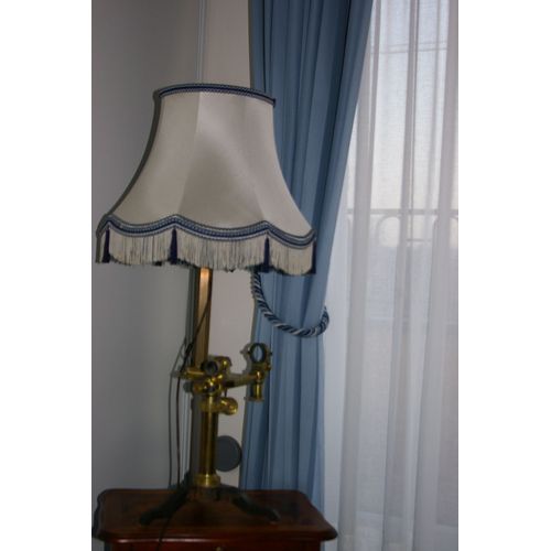 Instrument De Géomètre Monté En Lampe