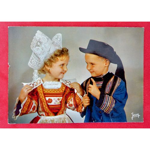 Ancienne Carte Postale Animée Cpa Enfants. La Bretagne. Costumes Régionaux. Costumes Des Régions De Fouesnant, Benodet Et Quimper. 1979. Timbre 1f