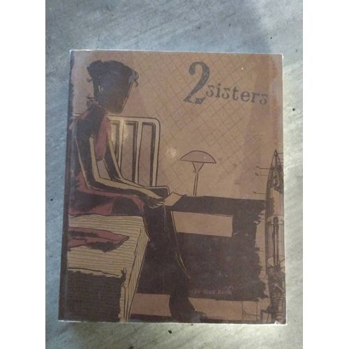 2 Sisters: A Super-Spy Graphic Novel    Format Reli 