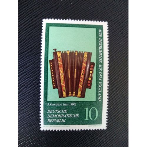 Timbre Allemagne / Rda Yt 1900 Instruments De Musique Anciens. Accordéon (Vers 1900) 1977 ( 140306 )