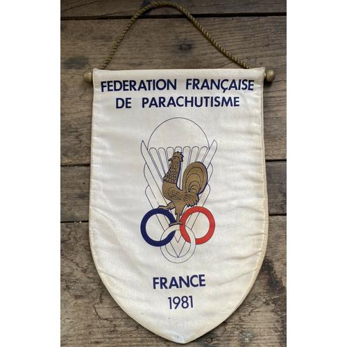 Fanion Fédération Française De Parachutisme. Datée 1981
