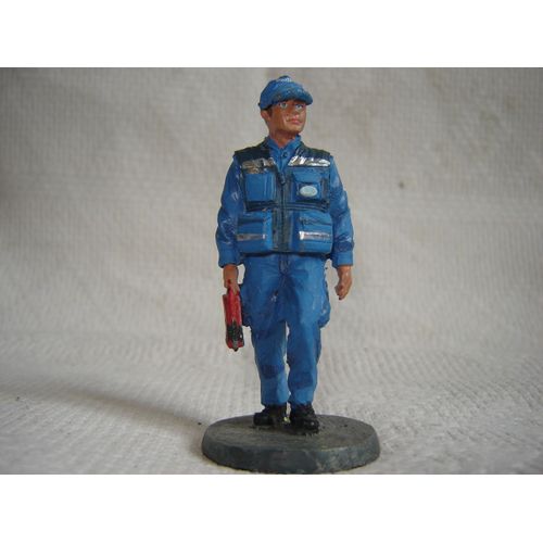 Les Heros Du Feu N° 95 Pompier Cobra : Le Pompier Portugais Tenue Sanitaire 2005