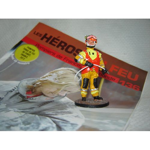 Les Heros Du Feu N° 136 Pompier Cobra : Le Pompier Tenue De Feu De Foret Français 2012