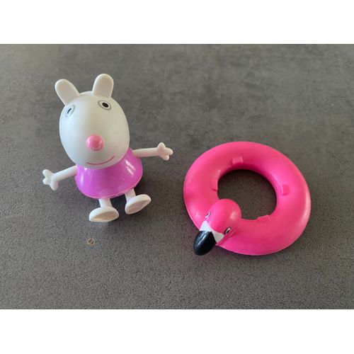 Suzy Sheep À La Piscine Peppa Pig