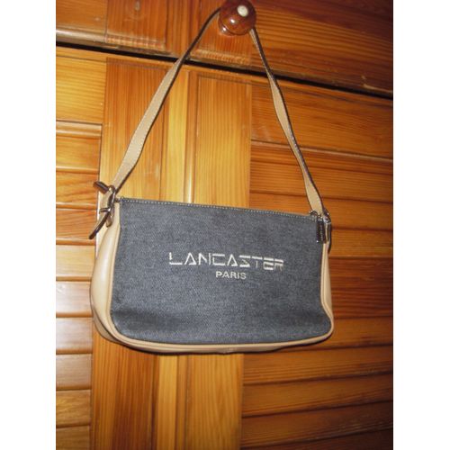 Sac À Main Zippé De Marque Lancaster Paris En Tissu De Couleur Bleu Jean ,Fond  Et Hanse En Simili Cuir Marron Clair ,Dimensions Pochette :26 X 14 X 6 Cm ,Avec Hanse Hauteur 36 Cm .
