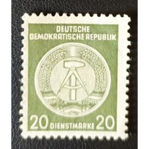 Allemagne Ddr 1955 Rare : Armoiries : Fond Central Ligné : Cadran Du Compas Débordant À Droite - Timbre De Service 20 P. Olive Neuf * Cote 212