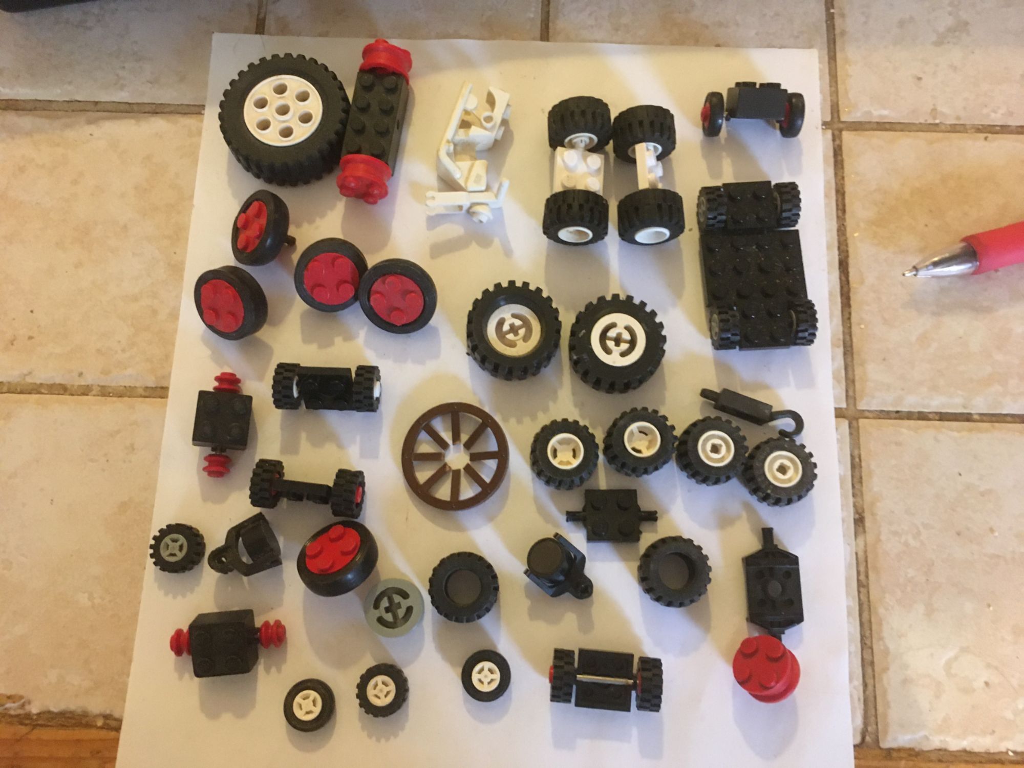 Lot de divers éléments pour voitures et trains Lego