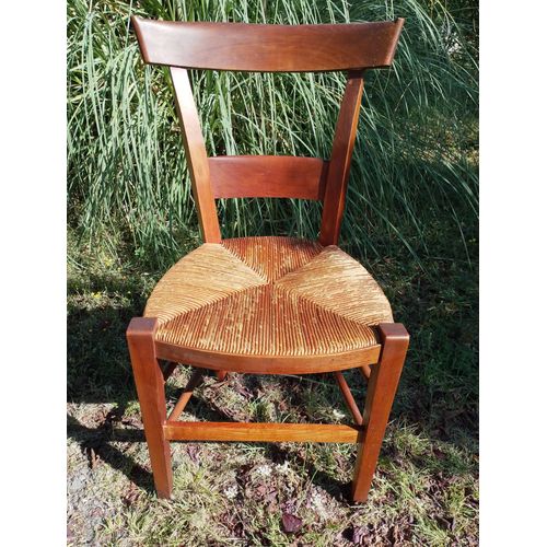 Chaises Paillées, Montants Et Pieds En Bois, De Poids Léger.