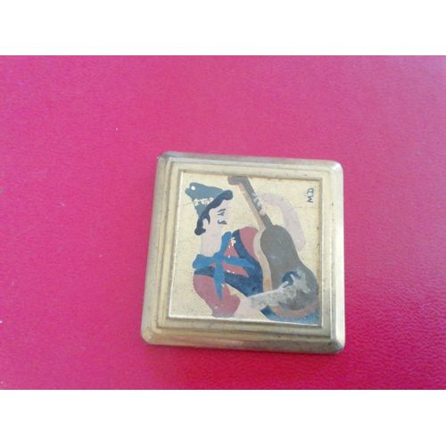 Ancienne Broche Peinte A La Main Guitare 47 Mn Sur 47 Mn Manque La Tige Signé M. D.