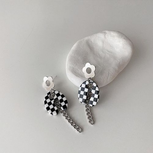 Boucles D'oreilles Rétro En Métal Pour Femmes, Doux, Noir, Blanc, Acrylique, Damier, Fleur, Simple, Irrégulier, Pompon En Forme De U, Cadeau