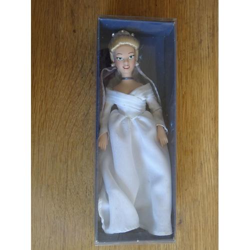 Poupée Porcelaine Disney Cendrillon En Robe De Mariée