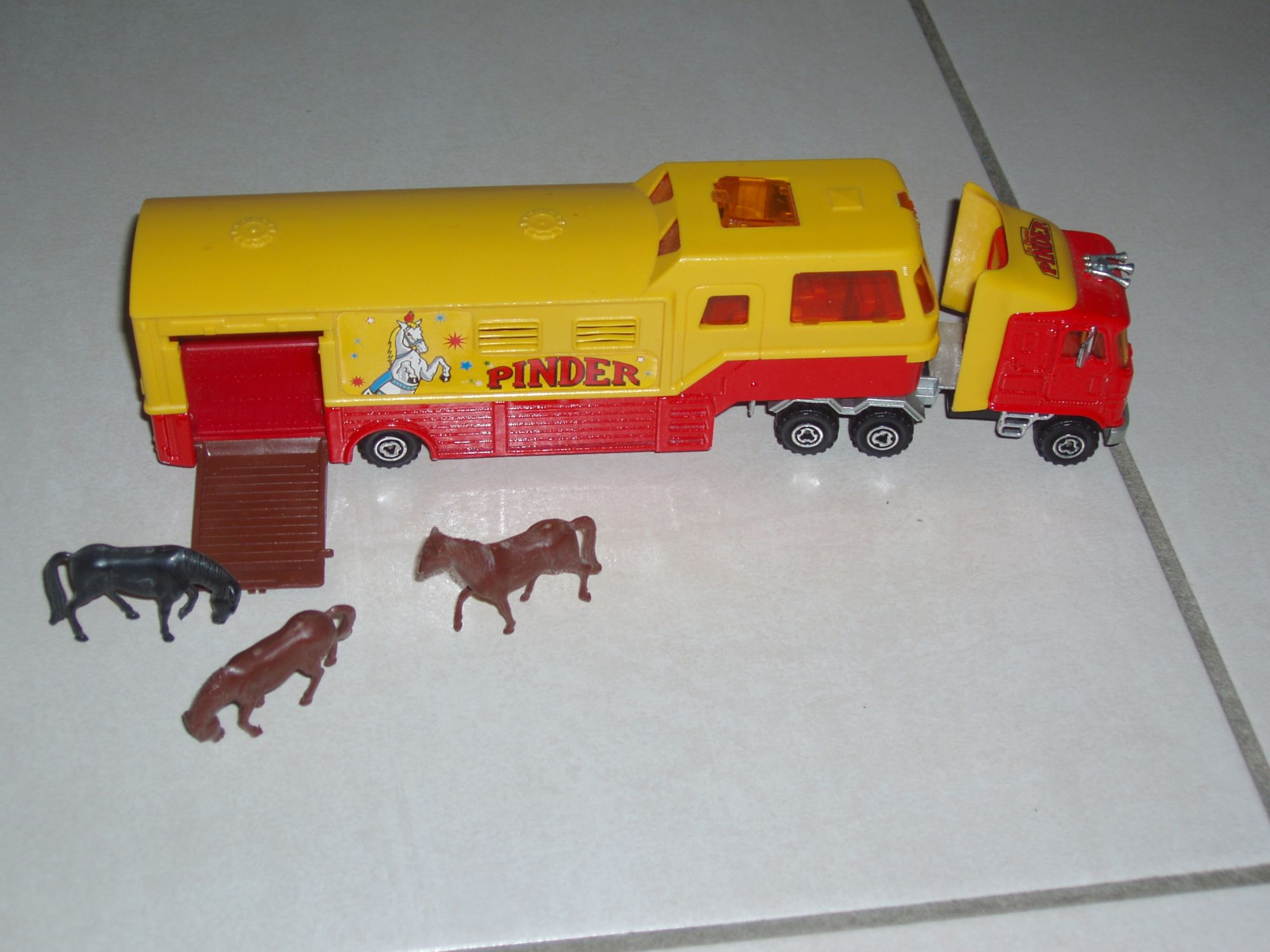 Semi Remorque Transport Chevaux - Majorette - 1/60ème sans boite