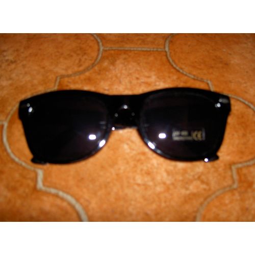 Lunettes De Soleil Plastique Contour Noir Large Et Branches Noires Larges Citya