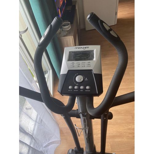 Vélo Elliptique. Plusieurs Options De Difficultés Pour Bien Travailler En Profondeur Une Grande Partie Des Muscles Du Corps.