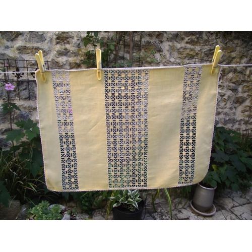 Napperon en coton broderie ajourée faite main couleur jaune galon blanc festonné brodé main .