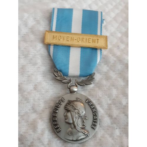 Medaille D'outre Mer Avec Agrafe Moyen Orient