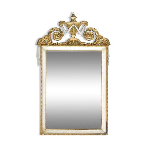 Miroir en bois laqu blanc et or a fronton en bois sculpte  dcor de vasque multicolore