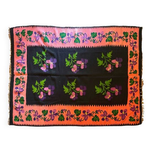 Tapis Floral Oltnien Tiss  La Main En Laine Fleurs Violettes Sur Fond Noir Et Rose Violet