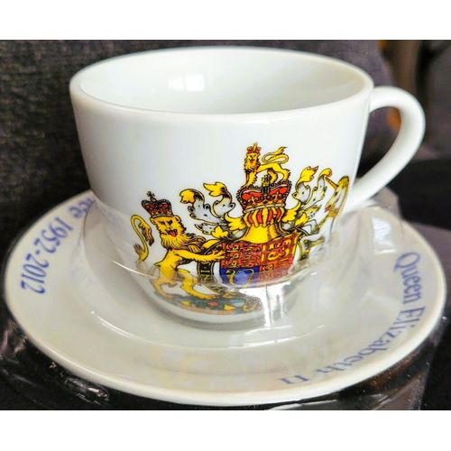 Diamond Jubilee Ceramic Cup & Saucer ( 1952 - 2012 ) / Tasse & Soucoupe Du Jubilé De Diamant De La Reine Elizabeth Ii D'angleterre ( Elgate 5031275670235 )