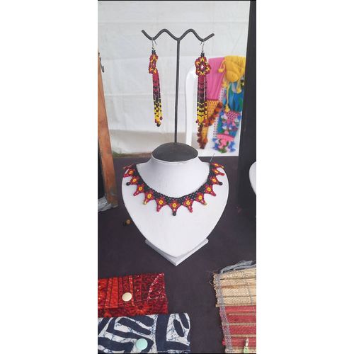 Collier Rouge Noir Et Jaune, Avec Boucles D'oreilles, Tissés En Perles De Rocailles.