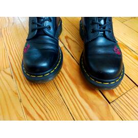 Doc martens noir outlet avec rose