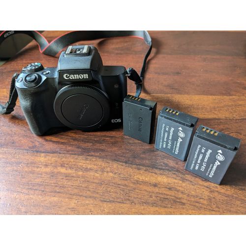 Canon EOS M50 24 Mpix + objectif Canon 15-45 + objectif Meike 50mm F1.7  + flash Canon Speedlite 220 EZ + 3 batteries + 2 chargeurs + notice français